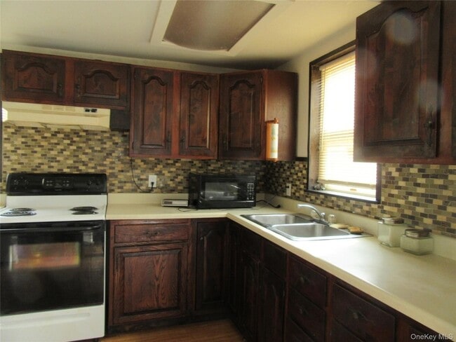 Building Photo - 24 Cromwell Hill Rd