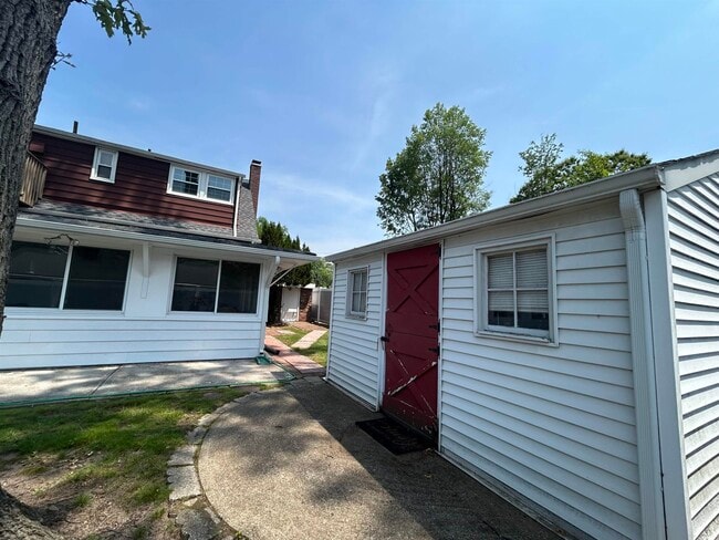 Building Photo - 84 N Vivyen St