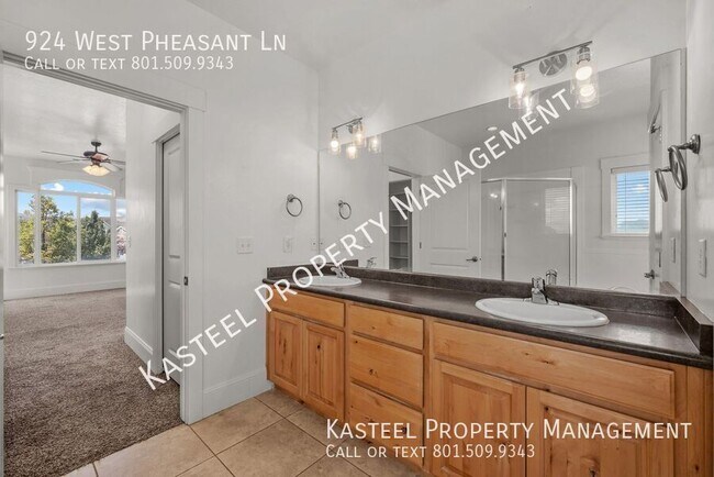 Building Photo - 924 W Pheasant Ln