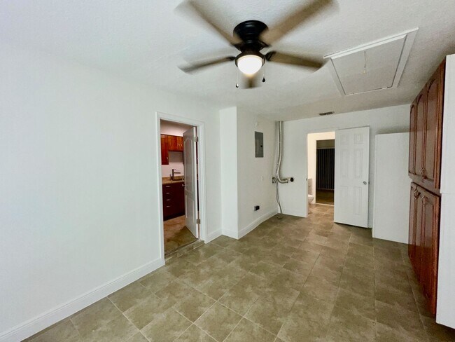 Building Photo - Southern Oaks 2 / 2 with Office & Sun Room