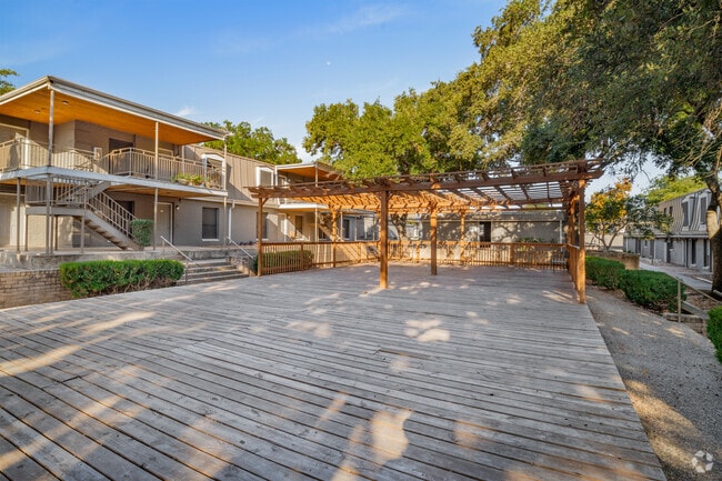 Courtyard Patio 2 - Morgan Manor Apartments