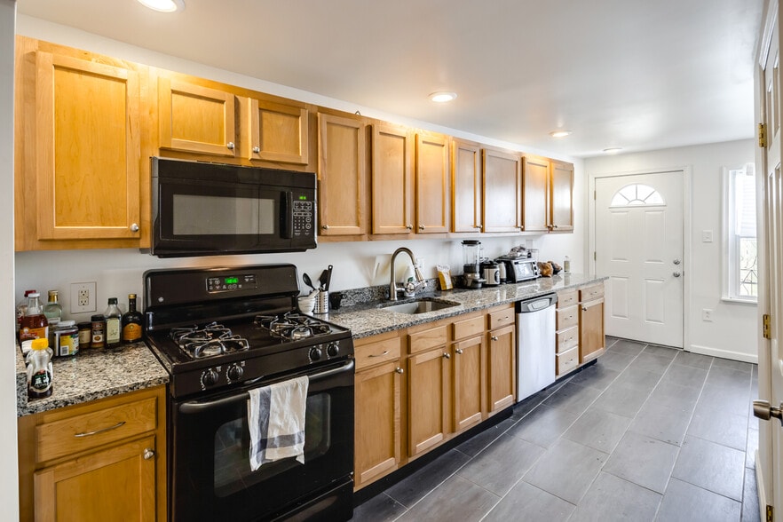 Building Photo - 2144 E Arizona St