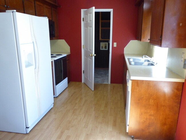 Building Photo - 2 Bd 1 bath remodeled duplex w/Garage in Winston