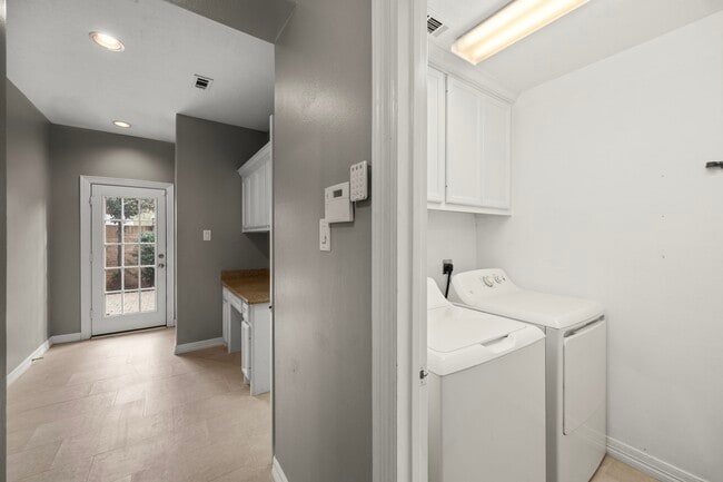 Building Photo - 7930 Stoneyway Dr