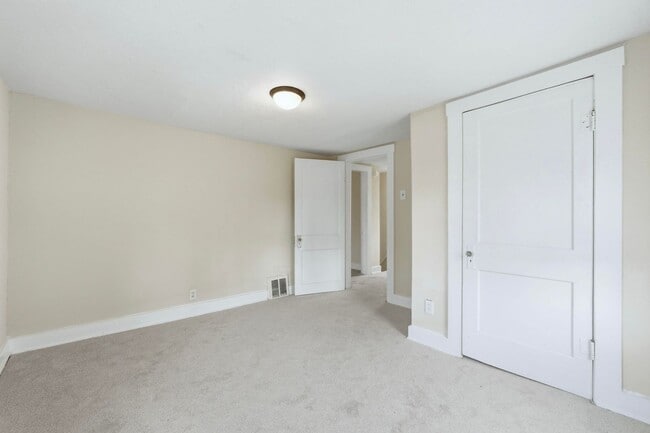 Building Photo - Updated 3-Bedroom Home with New Kitchen & Carpet