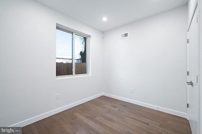 Building Photo - 2249 N Franklin St