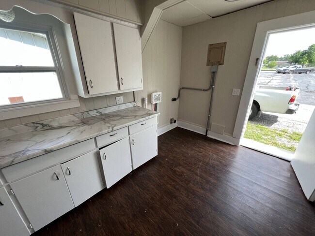 Building Photo - Newly renovated 2 bed 1 bath in Aurora, Missouri!