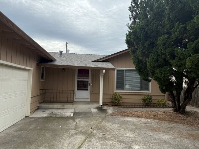 Building Photo - 2 Bedroom 2 Bath One Story Senior Community Vacaville *Star Rentals