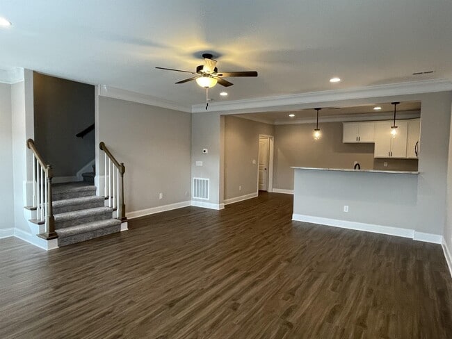 Building Photo - 338 Broadberry Ave