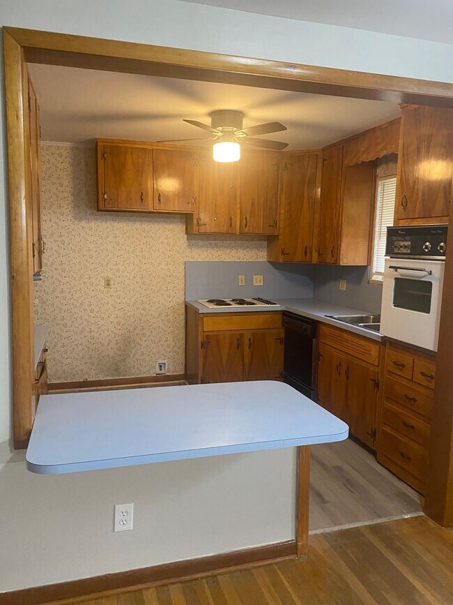 Building Photo - 3 bed 2 bath