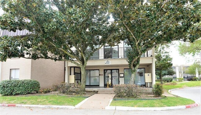 Building Photo - 3025 Walnut Bend Ln