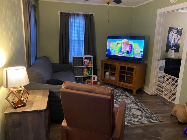 Building Photo - 2BR 1BA with carport