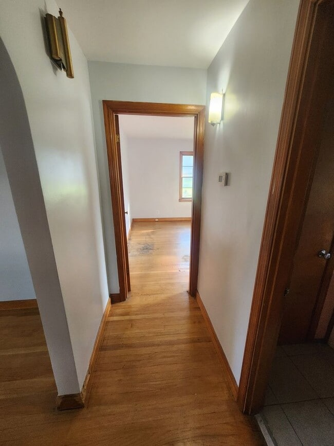 Building Photo - Charming 2 bedroom 1 bath with large rooms...