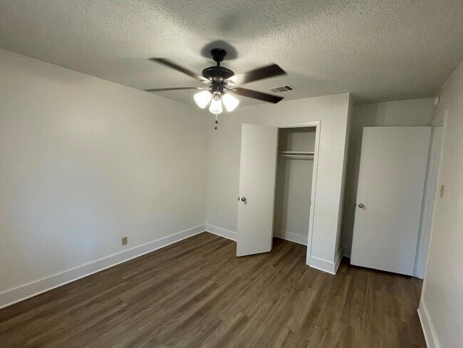 Building Photo - 11914 Swan Dr