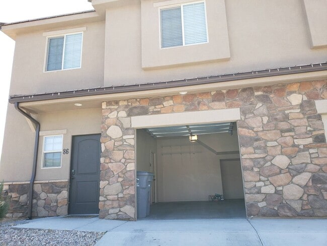 Building Photo - 3 Bedroom Townhome in Prime Washington Com...