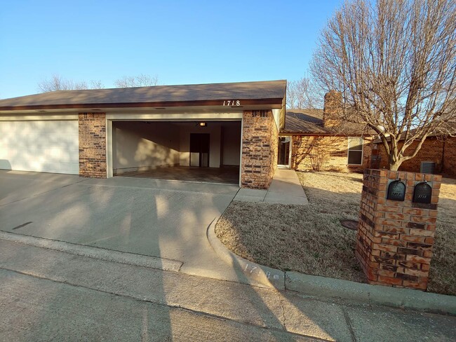 Primary Photo - 1718 Lionsgate Cir