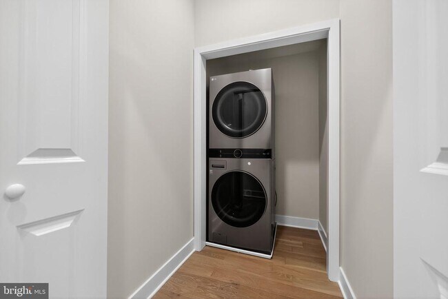 Building Photo - 3236 Mercer St