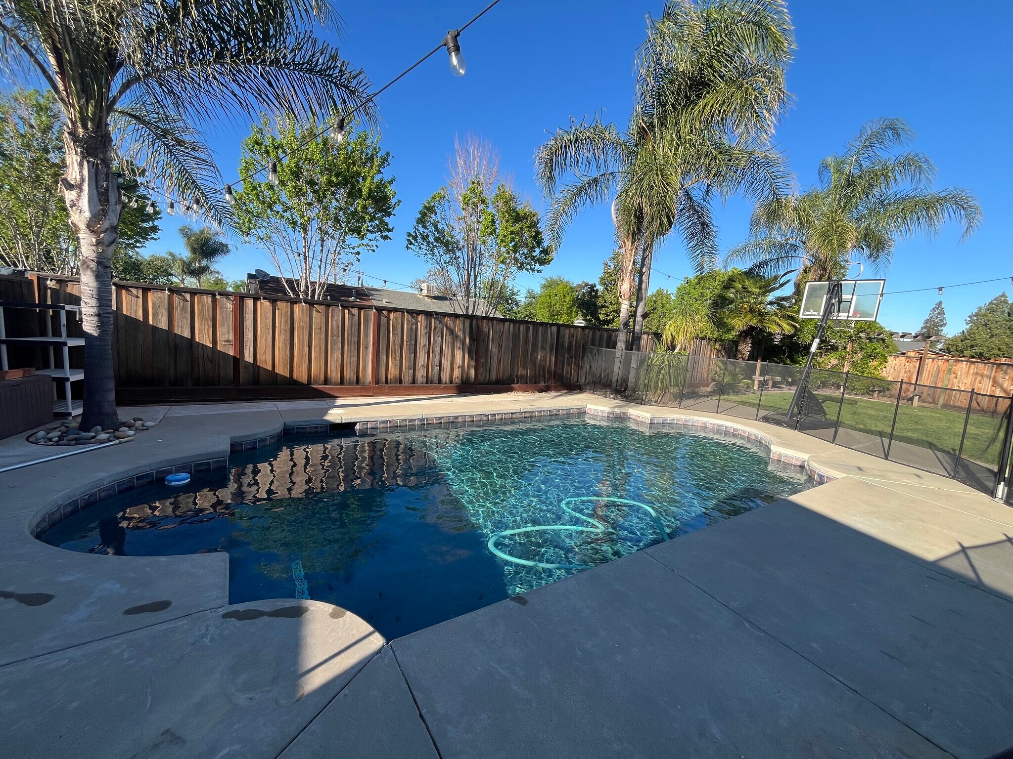 Building Photo - 705 Summer Cir