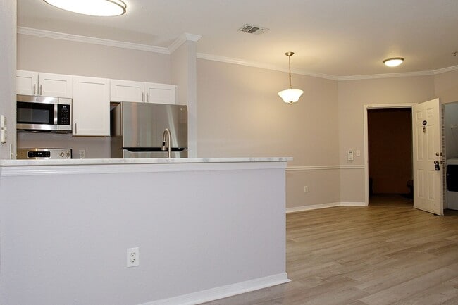 Building Photo - Gorgeous - Completely updated 2 bed 2 bath...
