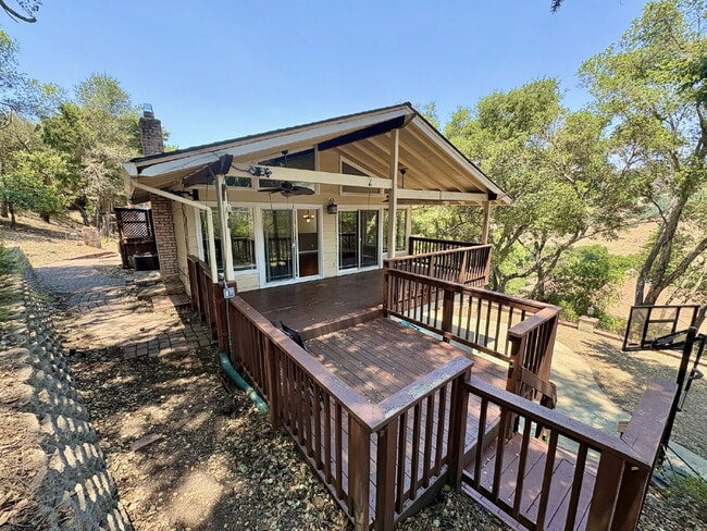 Building Photo - Charming 4-Bed by the Lake in Morgan Hill