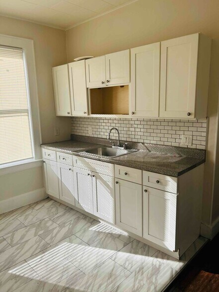 Building Photo - 532 Valley Rd