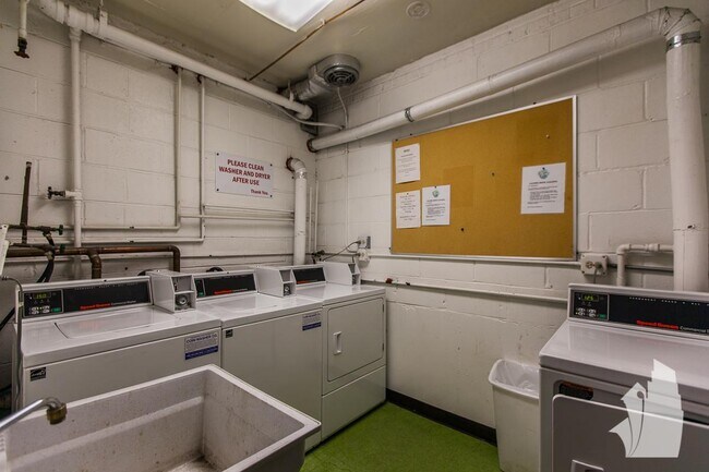 Building Photo - 1 bedroom in Chicago IL 60657