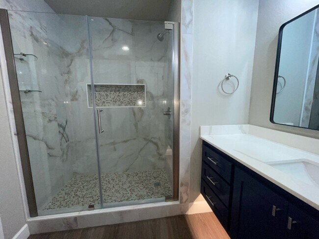 Building Photo - Modern 2 Bedroom Condo