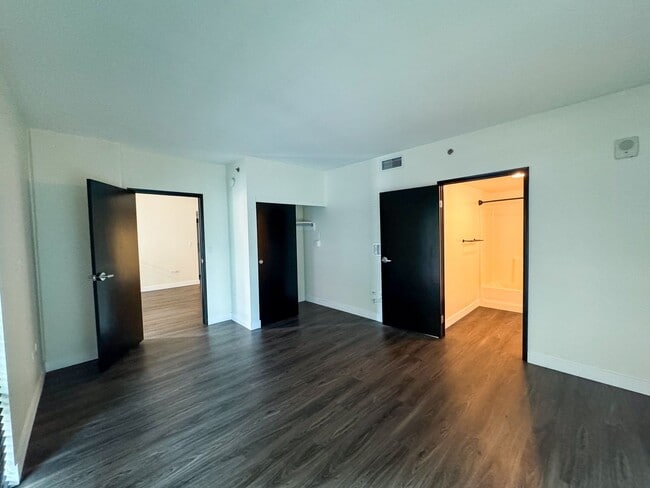 Building Photo - Little Italy Updated Townhome Style 2Bed 2...
