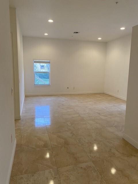 Building Photo - 701 SW 10th Dr