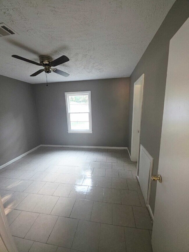Building Photo - "Spacious 5-Bedroom Haven with 2 Full Bath...