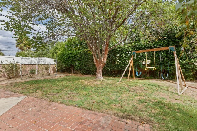 Building Photo - Charming Mid-Century 3-Bedroom Home in Win...