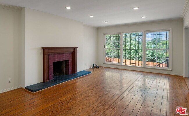 Building Photo - 9149 Hillsboro Dr