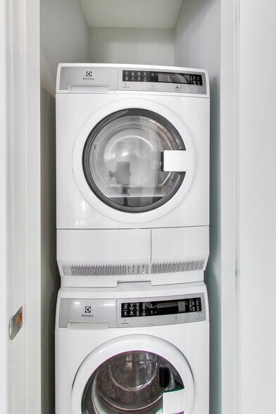 Building Photo - 1521 17th St NW