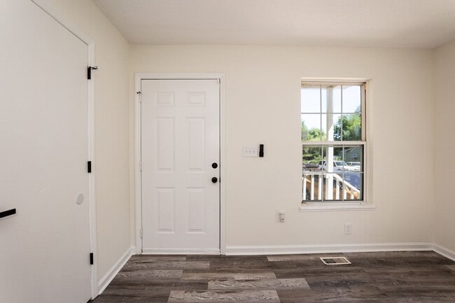 Building Photo - Three Bedroom Home Move in ready!