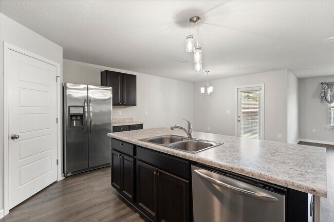 Building Photo - 34505 Paisley Ave