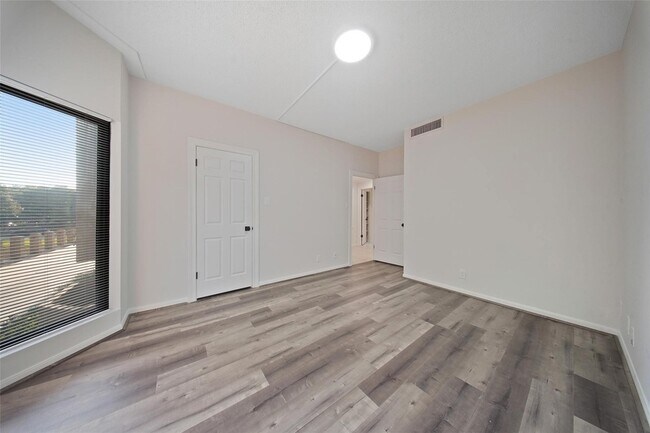 Building Photo - 661 Bering Dr