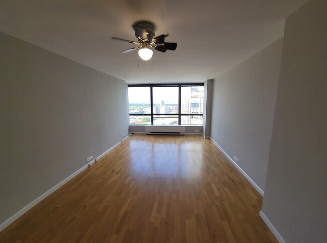 Building Photo - 5415 N Sheridan Rd