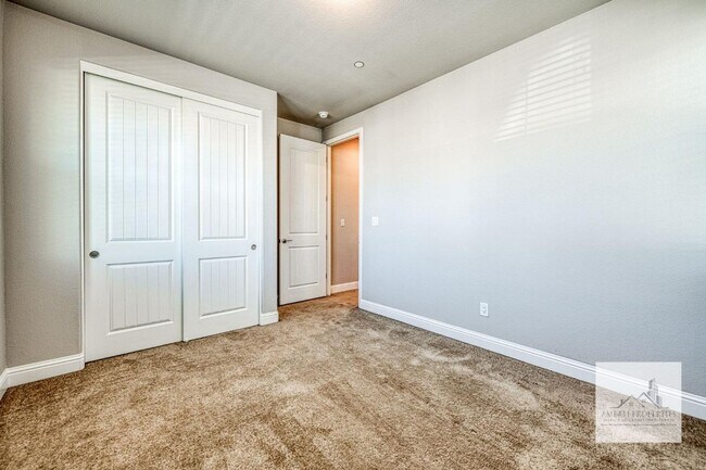 Building Photo - 1437 E Via Viola Way