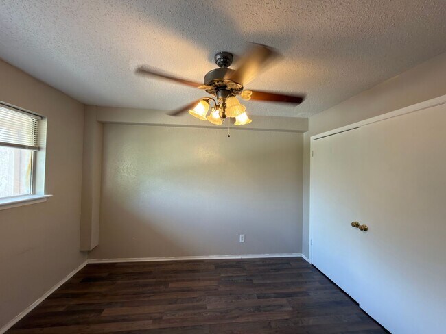 Building Photo - 358 Valley Park Dr