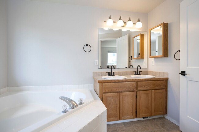 Building Photo - Exquisite 3-bedroom, 2-full bath Home in Puyallup