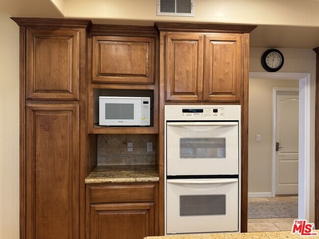Building Photo - 458 S Clark Dr