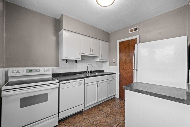 Building Photo - 5821 Lindenwood Ave