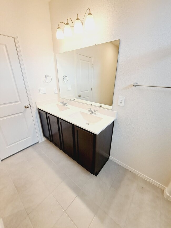 Building Photo - Beautiful 3 Bedroom 2 Bathroom located in Huning Ranch