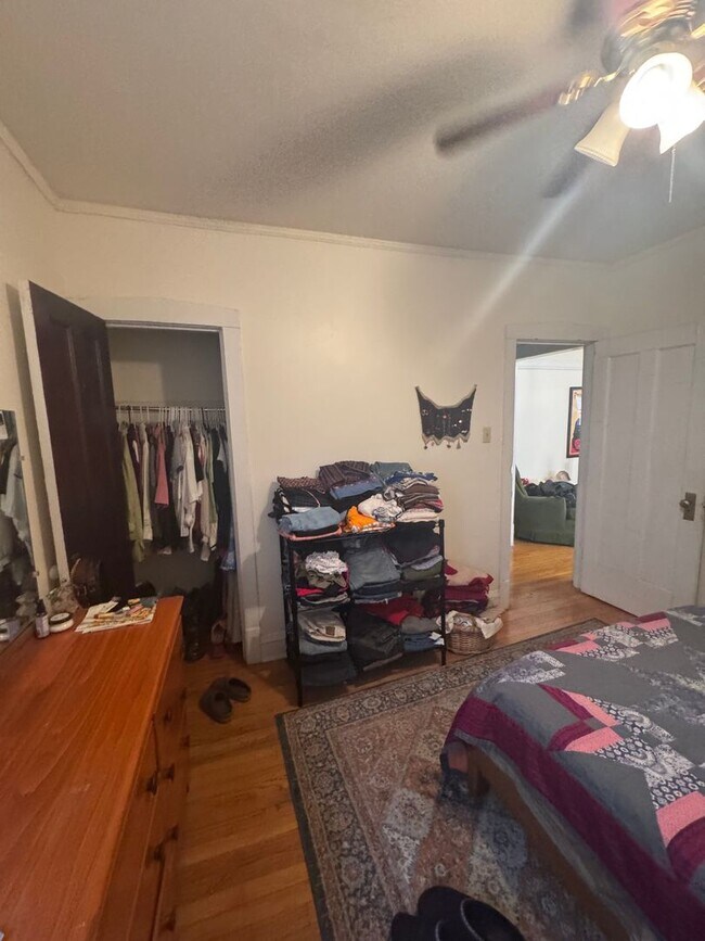 Building Photo - Lovely and Very Large Ravenswood Manor 1 BR