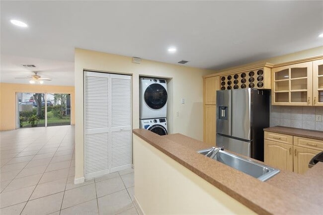 Building Photo - 4935 SW 32nd Ave