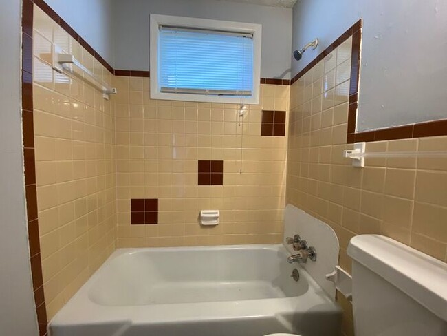 Building Photo - 2 Bed / 1 Bath Apartment on 2nd Ave - Walk Downtown!