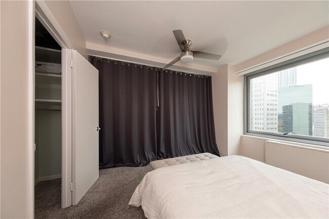 Building Photo - 320 Fort Duquesne Blvd