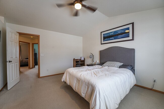 Building Photo - Spacious 3 bed, 2.5 bath Townhome in Ridgewood Hills!