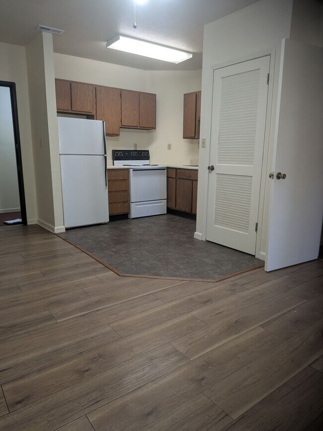 Building Photo - Uptown Apartments