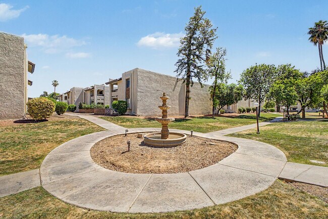 Building Photo - 3825 E Camelback Rd